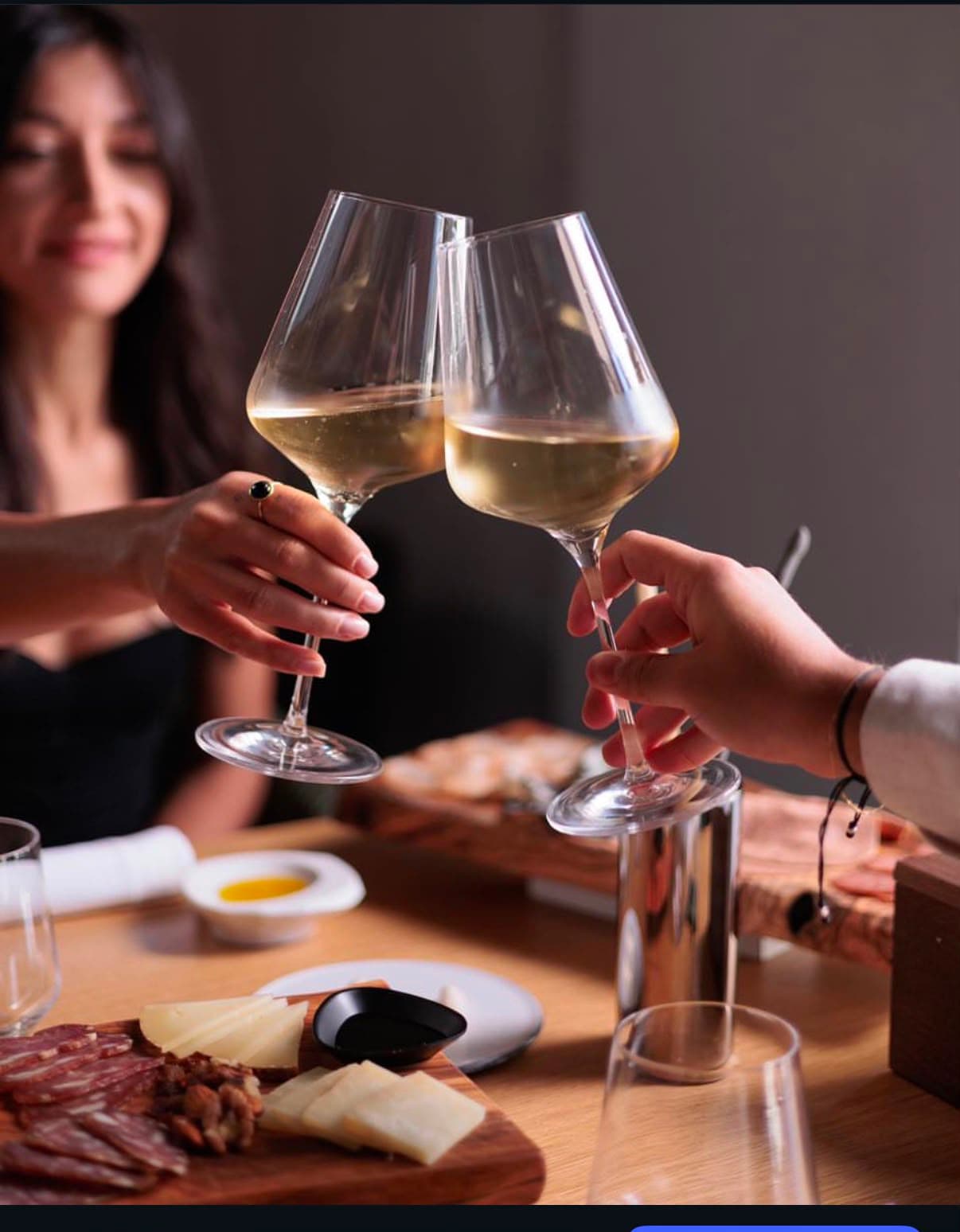 Brindisi e tagliere di salumi e formaggi