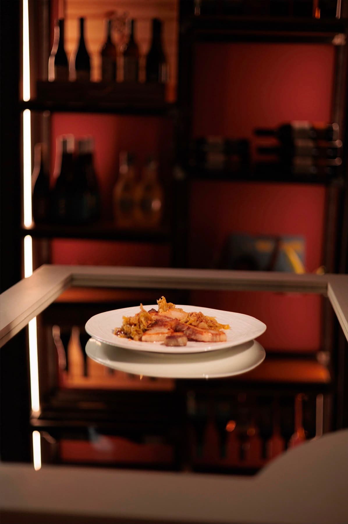 Piatto di carne davanti alla cantina