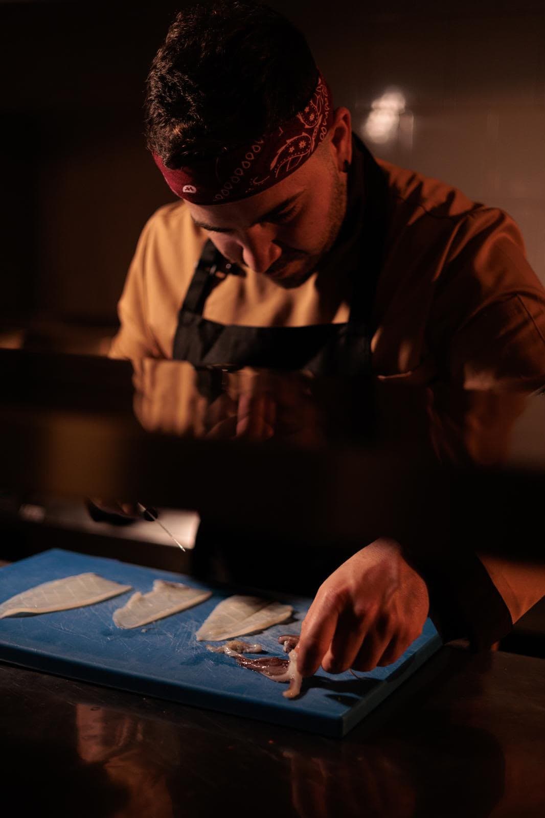 Lo chef Aniello al lavoro sul pesce fresco