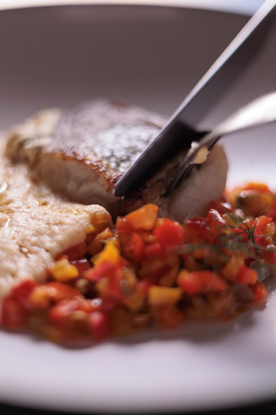 Filetto di pesce in crosta, tagliato al tavolo